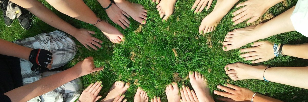 Leute auf Gras
